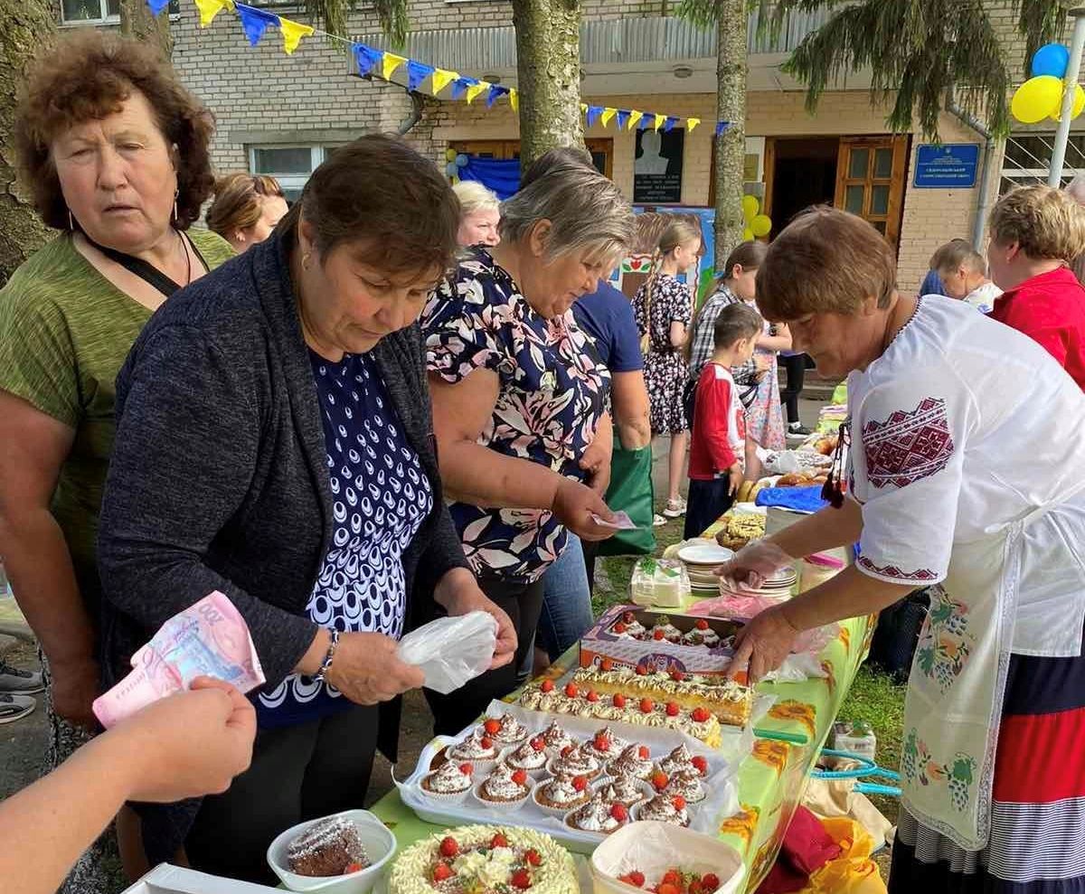 Торгівля на благодійному ярмарку була жвавою. Фото з сайту Валківської міської ради